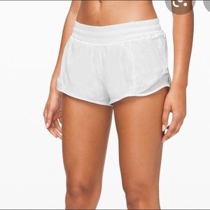 lulu lemon white hotty hot shorts 2.5”
